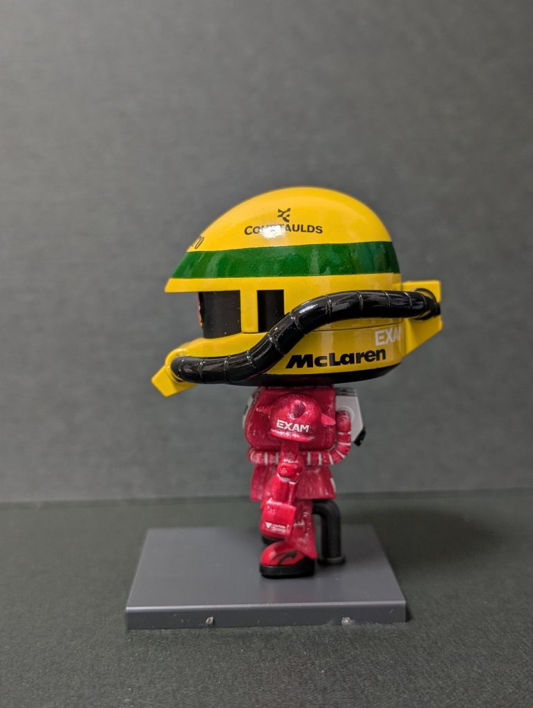 スーツは白で中塗りし、上塗りの赤はセミウェットの筆でところどころ透ける感じにしてます。