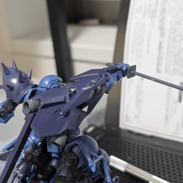 ネオジム磁石をふんだんに使い、イフリートナハトと軍警ザクのミキシングのシルエット完成です✨️右肩のアーマーはバーニアを接続して、コールドブレード使用時に展開して切断速度を上げる設定です✨️パーツ接続に磁石とピンバイスは個人的に本当に最高だと思いました☺️（5枚目）