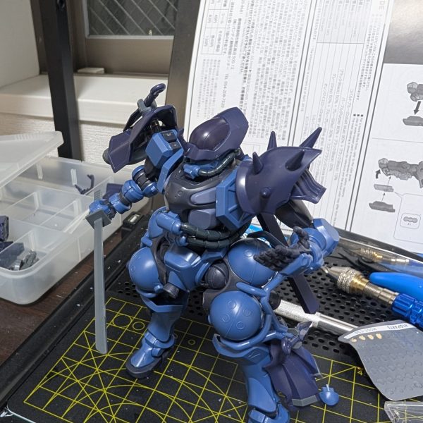 ネオジム磁石をふんだんに使い、イフリートナハトと軍警ザクのミキシングのシルエット完成です✨️右肩のアーマーはバーニアを接続して、コールドブレード使用時に展開して切断速度を上げる設定です✨️パーツ接続に磁石とピンバイスは個人的に本当に最高だと思いました☺️（6枚目）