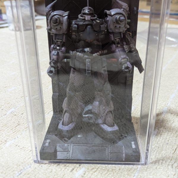 ぼちぼち完成お披露目に向けラストスパートかけなきゃ(^_^;A撮影下手糞マンなんで誤魔化す為の台座的な物も作成に入りました…武装マウントし飾れる様に模索中(^_^;A予備のハンドパーツやヒートロッドの差し替えパーツは別収納も模索中… グフカスは悪なのか正義なのか…　迷う(笑)（2枚目）