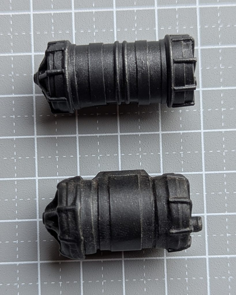 ■弾倉・旧MGサザビーのプロペラントタンクを加工し、プラバン巻きつけてディティールアップ(^_^;A※1作目(下)失敗して色々溶けてちんちくりんになったので作り直し(^_^;A