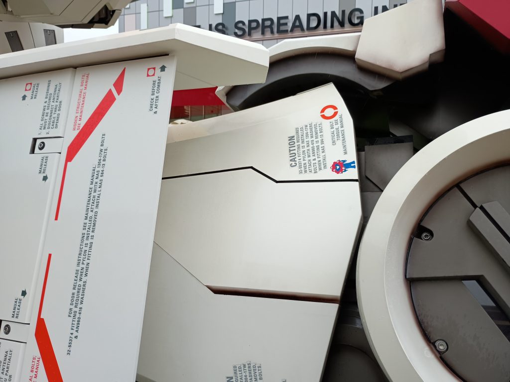 ミャクミャクを探せ!!支点部の汚れは自然の汚れなのか汚しなのか…?踵の装甲にも…