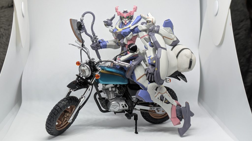 ツーリングキャンプ装備。ヒートホーク型のバトニングアックス。もちろんこんな装備はありませんのであしからずwまあ、中の人つながりの一発ネタということでw