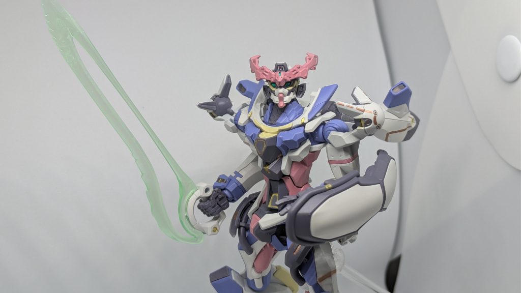 サーベルというにはスタイリッシュなビームサーベル。そしてシールドはかなり現実的なデザイン。それが良いw