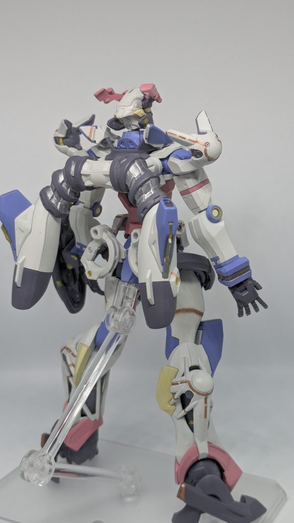 バックパックのバーニアが凄く特徴的です。取り外し可能で独立できます。まだ4話までにはそのギミックは出てないようですが。