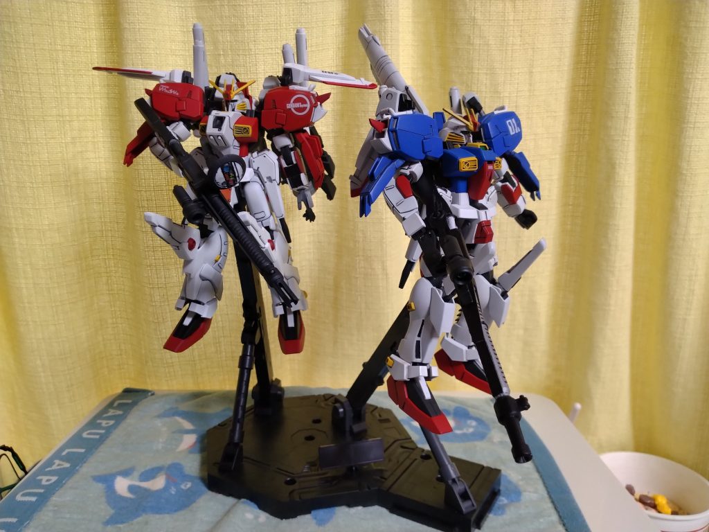 前に作ったSガンダムと並べました。赤いボディと青いボディが並ぶと兄弟機みたいでかっこいい。