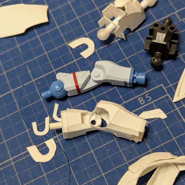 1/144ザクに続き今度は1/100ジークアクスを制作中です。　出来るかどうかわかりませんが地道に楽しんで制作しています。(zaku-kao4)（2枚目）