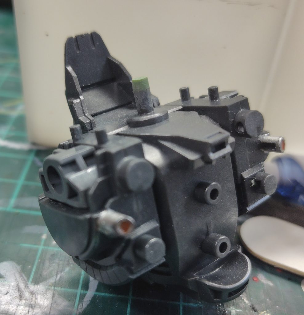 首はランナーを使い3ミリほど延長しました。このあとの首裏部分に動力パイプぽいのを作ったのですが、一番の難所となりました(笑)