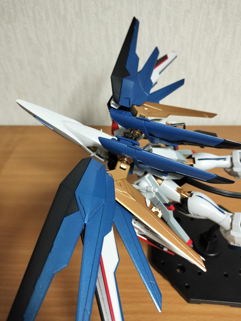 羽を入れ替えただけなので飛行形態も。（足動かすの忘れてました。）