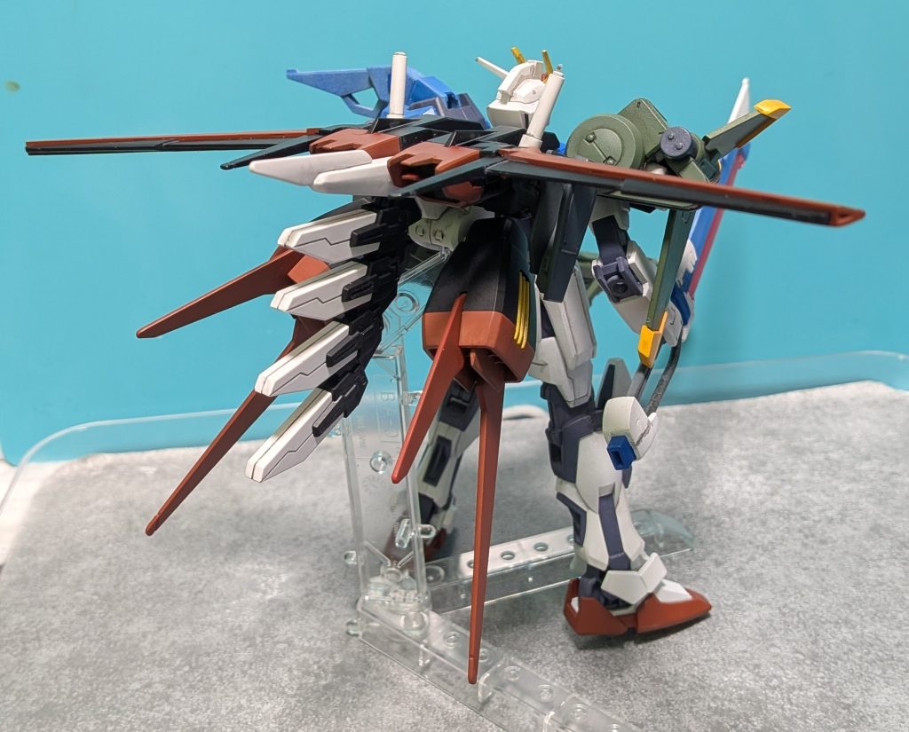 これなんだろ的なパーツ、ファンネルとかなら納得ですが、そんなのはストライクの装備じゃない。ストライクルージュとも違うのだろうか?