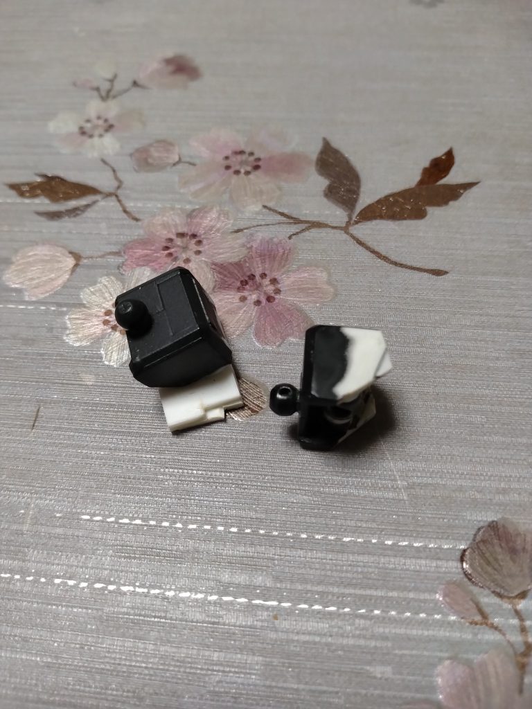 肩アーマーの改造の写真です。切って貼って、パテ盛って削ってを繰り返しました。他にも手直ししたいところはたくさんありますが、精魂つきました。最後までご覧いただき、ありがとうございました。