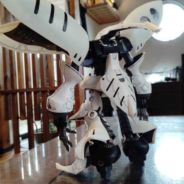 閲覧ありがとうございます！今回のお題はMG キュベレイダムドです！ カッコいいですしかし、数年前に私が素組+墨入れで作ったのですが、関節がプラプラになり、上半身が重いだけに、画像のように立たせるだけでもだいぶ苦労しましたさて、今回は久々のMGなのですが、いつものように気の向くままに作っていこうと思いますが、直立だけはできるようにしたいですはて？こんなに大きいの飾るトコあるのか？今日はここまでです（3枚目）