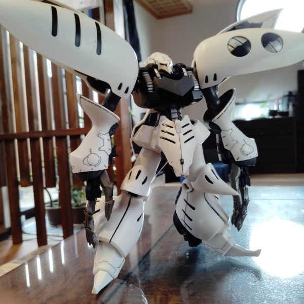 閲覧ありがとうございます！今回のお題はMG キュベレイダムドです！ カッコいいですしかし、数年前に私が素組+墨入れで作ったのですが、関節がプラプラになり、上半身が重いだけに、画像のように立たせるだけでもだいぶ苦労しましたさて、今回は久々のMGなのですが、いつものように気の向くままに作っていこうと思いますが、直立だけはできるようにしたいですはて？こんなに大きいの飾るトコあるのか？今日はここまでです（2枚目）