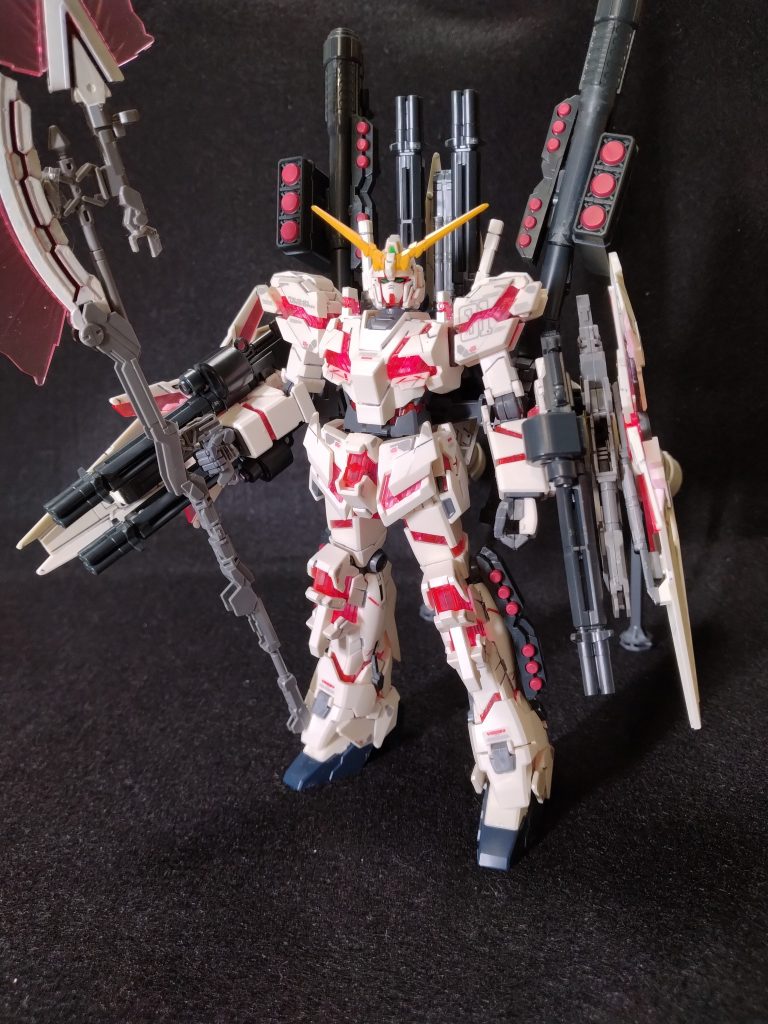 両腕のビームガトリングガンが様になります。武装が多いので組み立ての面倒なキットでした。