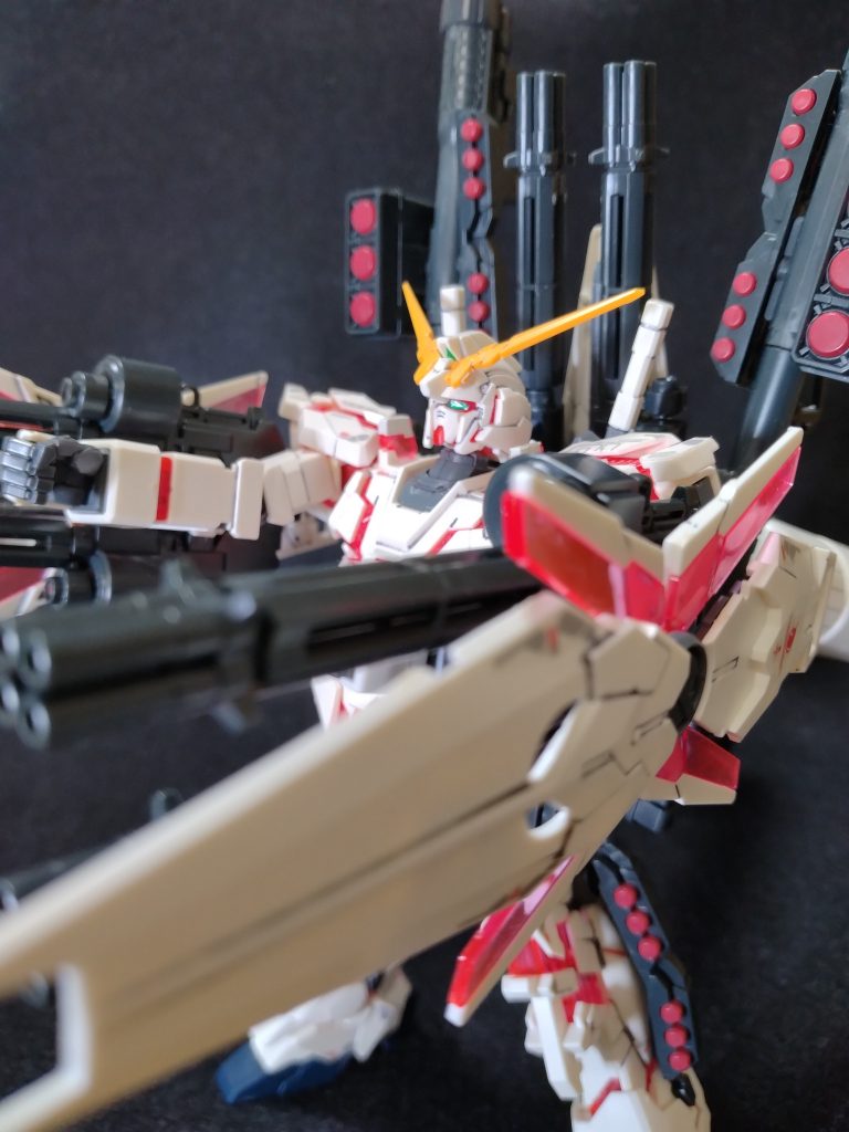 いろいろ部品が落ちるので、ポーズを取らせるのに苦労しました。接着必須のキットです。最後までご覧いただき、ありがとうございました。