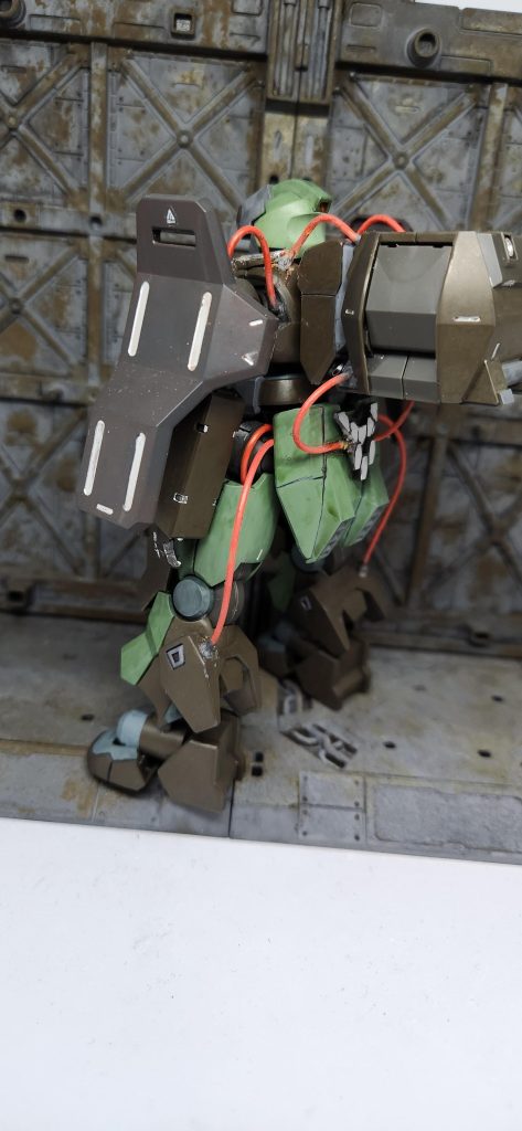 輸送コンテナには兵士ではなく研究者がデータ集めに入ってるって設定。