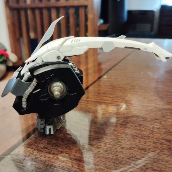 閲覧ありがとうございます！先日のキュベレイダムドの続きです！まずは頭部のディテールの彫り直しと追加を行ないましたそして、ブレードアンテナも付けてみました思ったよりアクセントになり、いいと思いますので、このまま採用としますこれ以降、上半身のディテール追加を進めていきます今日はここまでです（2枚目）