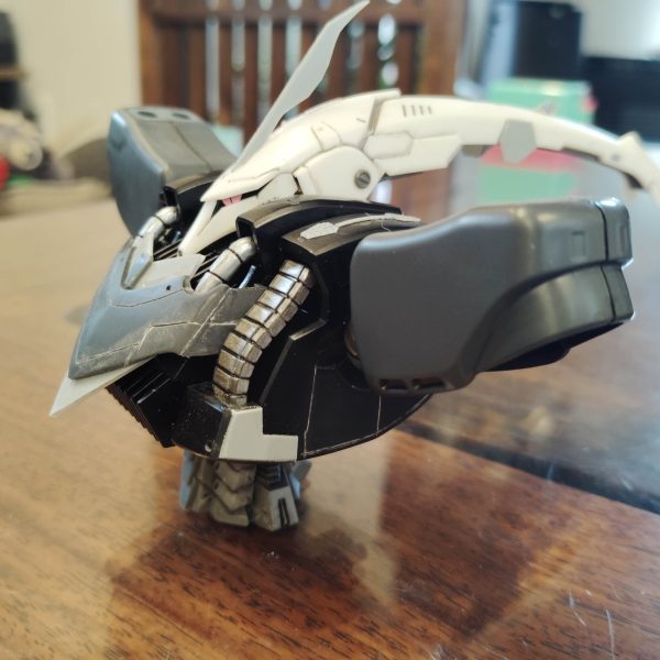 閲覧ありがとうございます！先日のキュベレイダムドの続きです！胸部のディテールアップをしました胸とハッチ(？)の間が異様に広く、さらに垂れ気味だったので、奥行きで2㍉詰め、設置で3㍉上になるように工作しましたまた、エルメスの後継機ということで胸のハッチはくちばしっぽくしてみました最近、HGより大きなキットを作ってなかったので、こうしてみると、正直、時間をかけた割に変わった感じがしないですね(汗)次回から腰周りの工作をしていこうと思います今日はここまでです（3枚目）