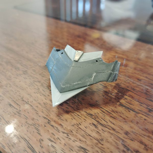 閲覧ありがとうございます！先日のキュベレイダムドの続きです！胸部のディテールアップをしました胸とハッチ(？)の間が異様に広く、さらに垂れ気味だったので、奥行きで2㍉詰め、設置で3㍉上になるように工作しましたまた、エルメスの後継機ということで胸のハッチはくちばしっぽくしてみました最近、HGより大きなキットを作ってなかったので、こうしてみると、正直、時間をかけた割に変わった感じがしないですね(汗)次回から腰周りの工作をしていこうと思います今日はここまでです（2枚目）