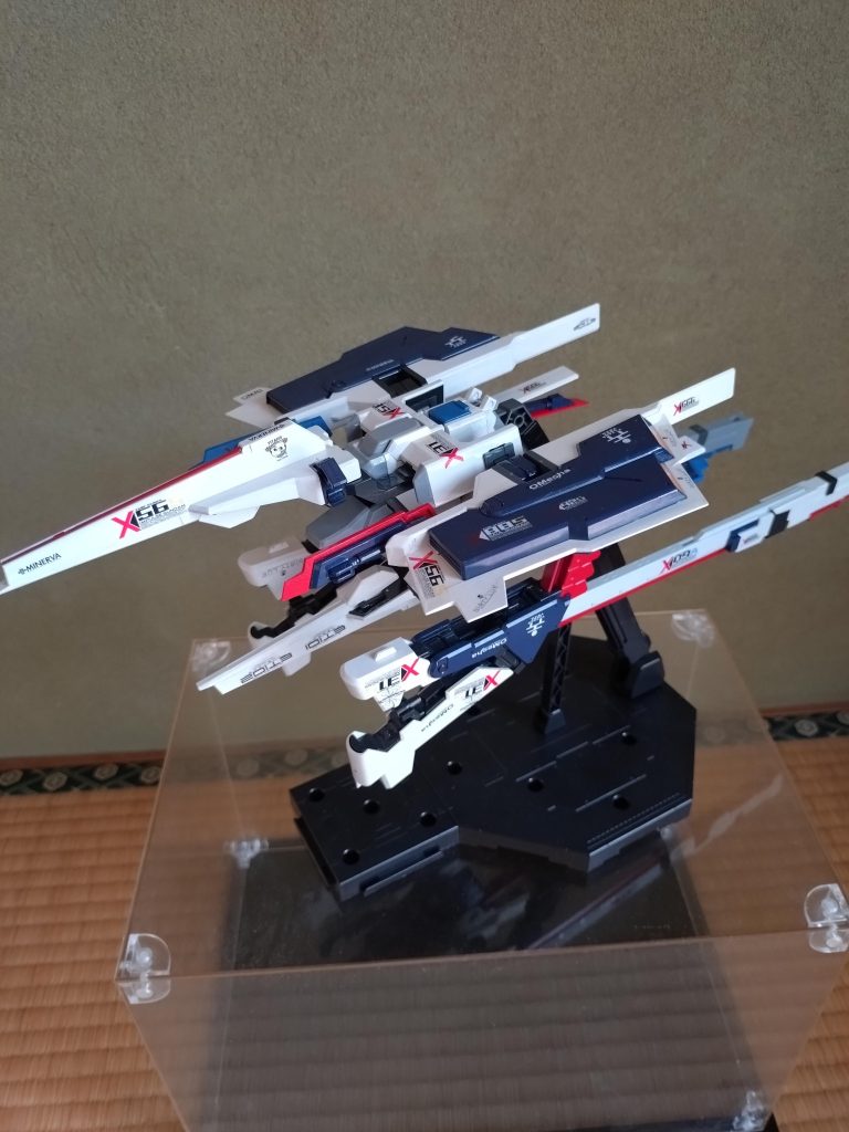 成形色のイエローやダークブルーは、オレンジイエローとティターンズカラー2で塗装。他にティターンズカラー1とディアクティブグレーなどで色分けしました。最後は、色んなデカール貼りまくり、トップコートの光沢で仕上げ。撮影ブースだと、ライトの明るさとか調整出来て、ハッキリ?撮影できるんだけど、なんせ部屋の片隅での撮影でして、キレイに載せられない(汗)