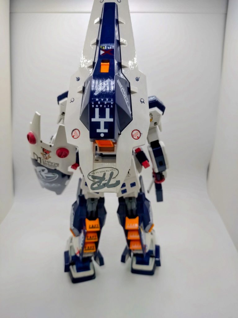 シールド、デカくて塗装に苦労しました(汗)スミ入れペンでスミ入れしましたが、一部失敗してます。スミ入れは、還暦近いオッサンには難しいかな〜(汗)