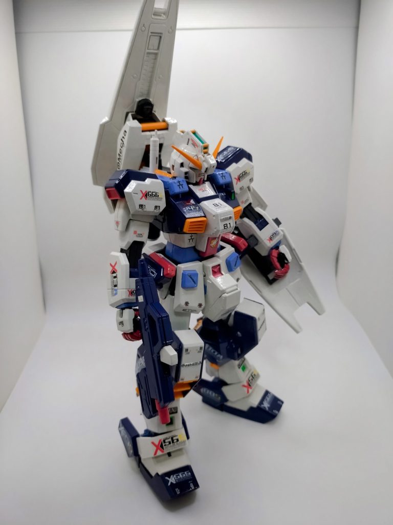 ビールライフルは、ホワイトやレッドを組み合わせて、トリコロールっぽくカラーリング。指もレッドにしたり、足の側面をティターンズカラー2に塗装したりしてます。