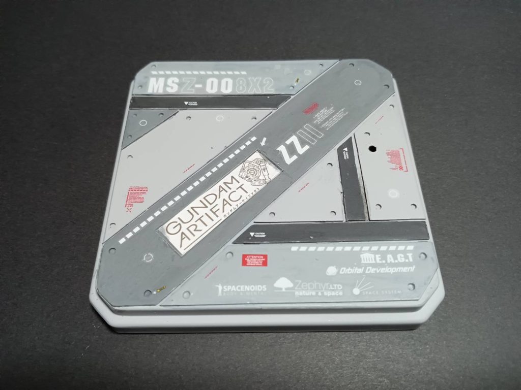 台座もデカールワークがんばりました。20年以上前に買った水転写がまだ使えてビックリ。撮影時に一部剥がれました😭無念。かっこいいからまともな状態で見せたかった。協賛企業のネームが載ってるイメージで。