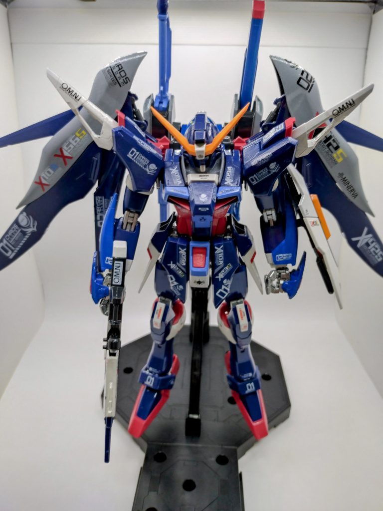 デスティニーガンダムのファンからは怒られそうなクセ強のカラーコーディネートでした。最後まで見て頂いて、ありがとうございました😄