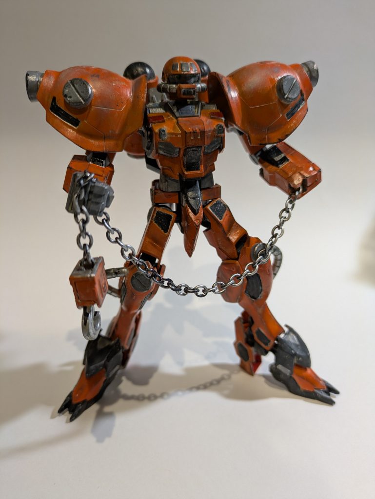 そんなわけで余ってたパーツを組み合わせてそれっぽい機体をつくってみました。ガンダム7号機の体にガルバルディリベイクの腕、アメイジングバルバトスの下半身などなど⋯そして重機をイメージして塗装。下半身が上半身に比べて華奢だけど、クランバトルは宇宙空間だし、足はあくまでAMBACのためのものと割り切っており、そのため組み込めなかった動力パイプが外に出てしまっているという設定（まんまザクⅡの設定）手はデカいほうがいかついから、旧キットの1/100インパルスのやつを使ってます。