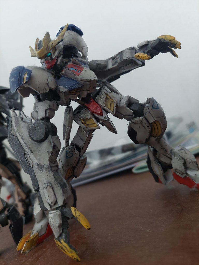 ずっと筆で全塗装してたけど、成形色でトップコートだけでも十分なんだなと思った塗装は満足感が上がるけど時間かかる