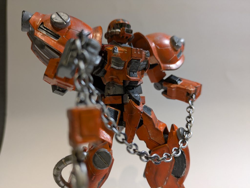 本編では描かれなかったマチュの２戦目の相手。クレーン部分を鎖鎌のように振り回して攻撃するも、シュウジはおろかマチュにもあっさり躱され御臨終されると思う。というか、試合前にマチュに「ダサッ」とか言われてると思う。