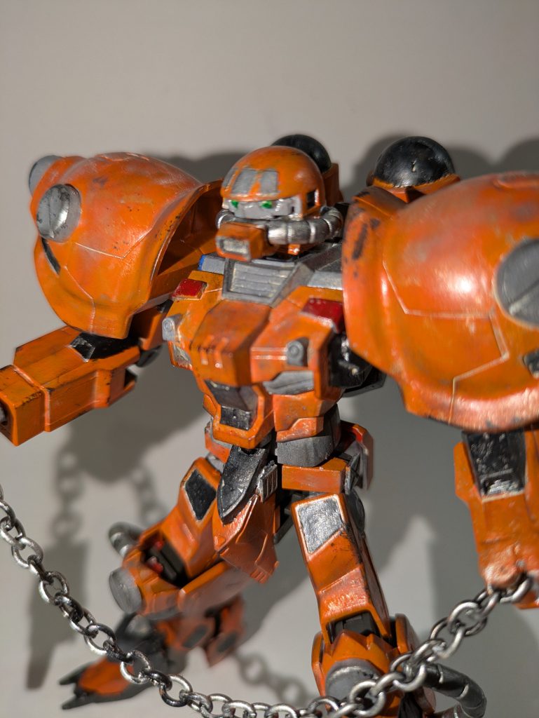 顔は純正ザクと見せかけてザク頭の上半分＋ガルバルディリベイクの手首＋シンカリオンこまちのナマハゲマスクでつくりました。明るくしないとわからないけどナマハゲマスクを使ってるのでザクだけどツインアイ