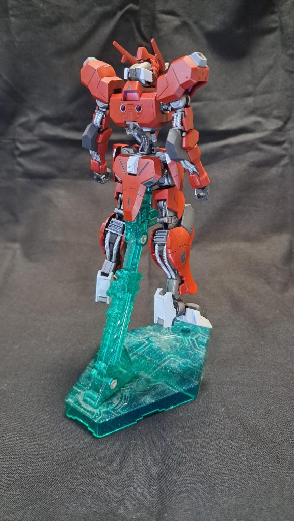 バックパックを付けると見えなくなる後ろ姿。形部メカを意識したのでスジボリや差し色で情報量を多めにしました。