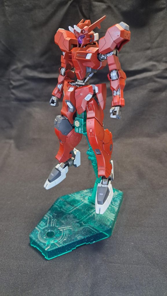 バックパックを外した状態での正面から。基本的に装甲はジャイオーンから移植しており、腕周りはバルバトス、足はアスタロトをミキシングしました。また、フェイス部分はジャイオーンを意識した結果バイザータイプを採用しており、おゆまるで作成してます。