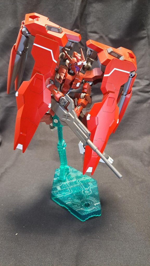 ここからはアクションポーズと少し設定を。ASW-G-28 ガンダム・ベアル本機は宇宙での運用を想定して製造された28番目のガンダムフレーム。バックパックの攻防一体のビッグハンドユニットが特徴の機体。基本的に前方左右を守る様にユニットを展開し、敵からの攻撃を防ぎながら、砲撃や接近戦へ移行する。 