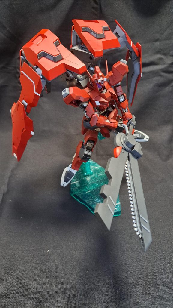 大型バスターソーは中央で展開可能で、内部に隠れていたチェーンソーが露出する。バスターソーで敵を挟み、内部のチェーンソーにてナノラミネートアーマーを効率よく破壊する。その際敵からの反撃が想定されるがビッグハンドユニットにて防御を行う。