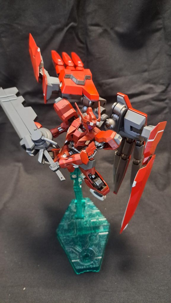 敵への接近後は大型バスターソーにて戦う。その際ユニットは後方へ展開し、機体のバランス調整に使用する。