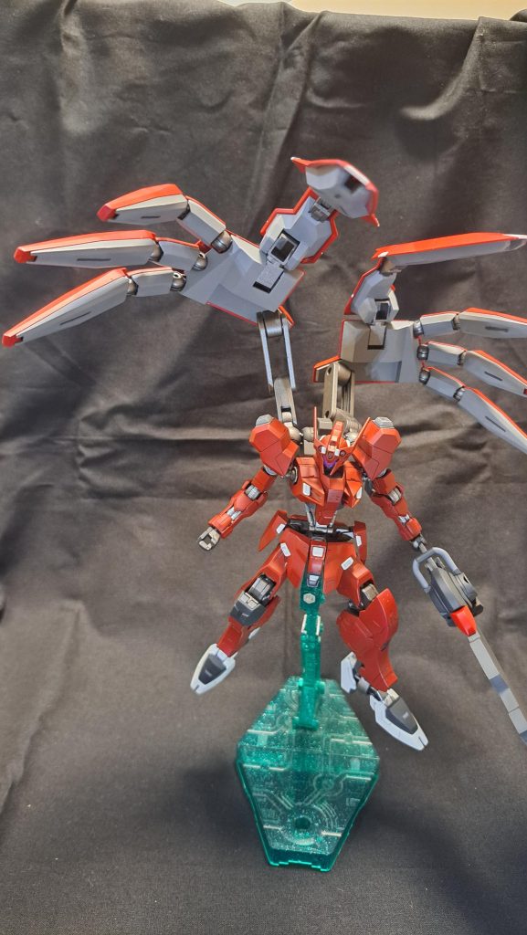 また、ビッグハンドユニット自体も大型の質量兵器な為、敵を掴む、潰す、叩く等が可能である。これ程大型なユニットの為、バックパックにはユニット専用のエイハブリアクターが搭載されておりそのおかげで高い出力で稼働する事が可能となっている。また、バックパックのリアクターによりエイハブウェーブを偽装する事が可能である。バイザーでガンダムフェイスを隠してる事もあり、戦後にガンダムフレーム機である事を偽装する事を考えられているのでは…という噂もあるという。