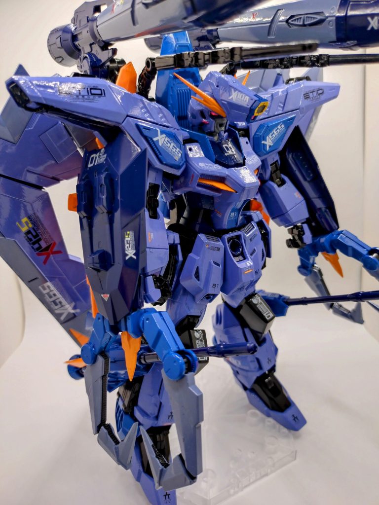 詳しく分からなくてあれですが、このガンダムはSEEDに出てきたガンダム3機体を組み合わせたガンダムらしいですが。フルメカニクスなので組みやすかったですが、大きめなパーツが多くて、筆塗りの自分は塗装が大変でした。