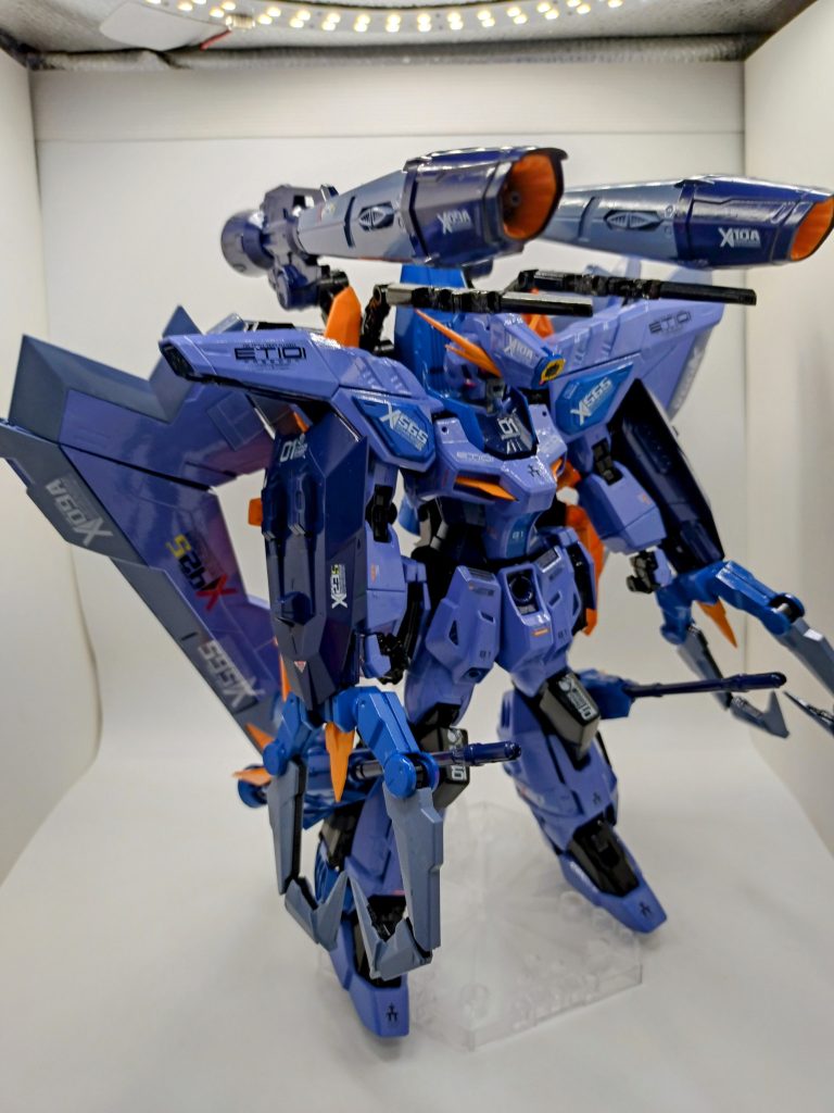 両腕にあるデカいツメのような武器を見ると、いかにも悪そうなガンダムだと感じる(笑)