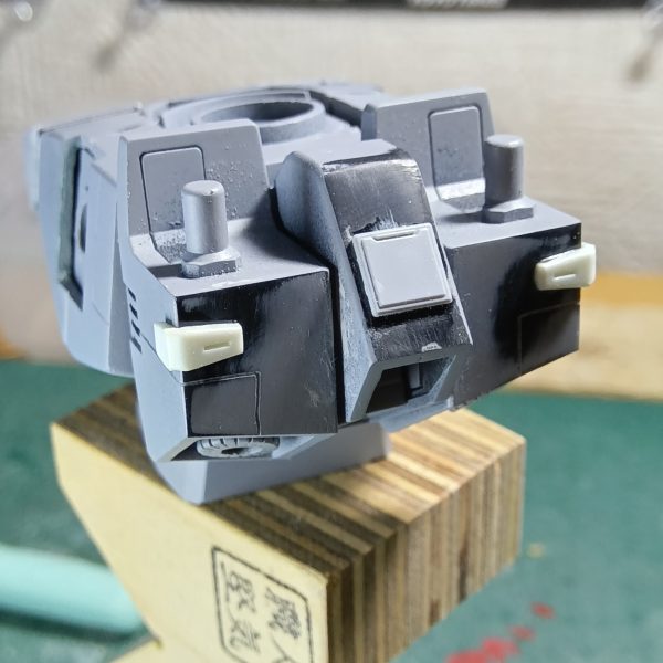 どーも皆さん、コニャニャチワ、骨（こつ）でざいます鋭意制作中のザクIIIでございますが一部のパーツは表面処理を済ませサフ吹きまでしてあるのですが………サフ吹きをしたことで変なエッジが気になるようになりましてここからまたプラ材を使って成形してやろうではないかと後戻りしております（笑）後悔はしたくないですしねーメインの写真はサイドスカートアーマーのエッジが気にいらないので、これからまたヤスリで戦いを挑もうと思います（笑）リヤアーマーのダクト部も造形が変だったのでプラ材を使って成形しましてんやり出したらキリがないけど………止められません（笑）バックパックはお気に入りなのでおまけで貼り付けしました（7枚目）