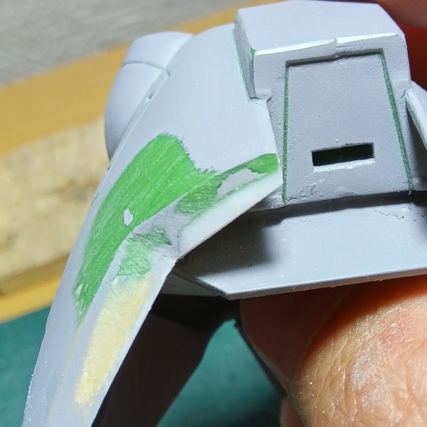 皆さまコニャニャチワ“骨（こつ）”でございます突然ですが………人はなぜ？モデラーはなぜサフを吹くのか？下地処理を完璧に終わらせたと思ってサフを吹くと必ずキズを見つけませんか？骨はサフを吹くたびにヤスリキズなどを見付けてしまいます特にパテやプラ板で加工したパーツはその繰り返しです（笑）現在製作中のザクIIIのスネはもう６回サフってます（笑）しかもガッツリ段差になってるとこを処理し忘れてたましたーちょっとずつ進んではまた戻ってますー（笑）（2枚目）