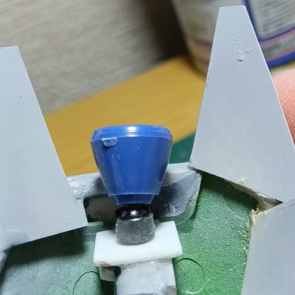 ここへ来て………腰のアーマー裏のすき間が気になって………またやり直します………スネのバーニア基部にボールジョイント入れました（7枚目）