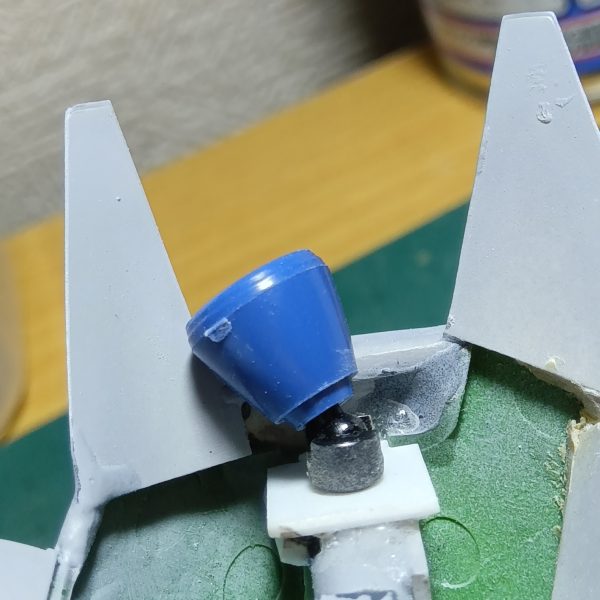 ここへ来て………腰のアーマー裏のすき間が気になって………またやり直します………スネのバーニア基部にボールジョイント入れました（6枚目）