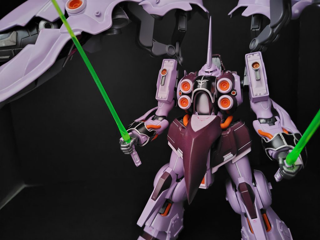 各所に小細工を施してます。製作工程以外ではアンテナ延長とシャープ化、プラバン、プラ棒各所貼り付け、ディテールUPパーツ、モノアイ埋め込みなどを行いました。ちなみにチラ見せ部の内部構造ぽいものはスクラッチ能力がないので、エアリアルのフライトユニットを流用しました。写真では見えないですがクビ裏の動力パイプもどきを埋め込むのが一番苦労しました。