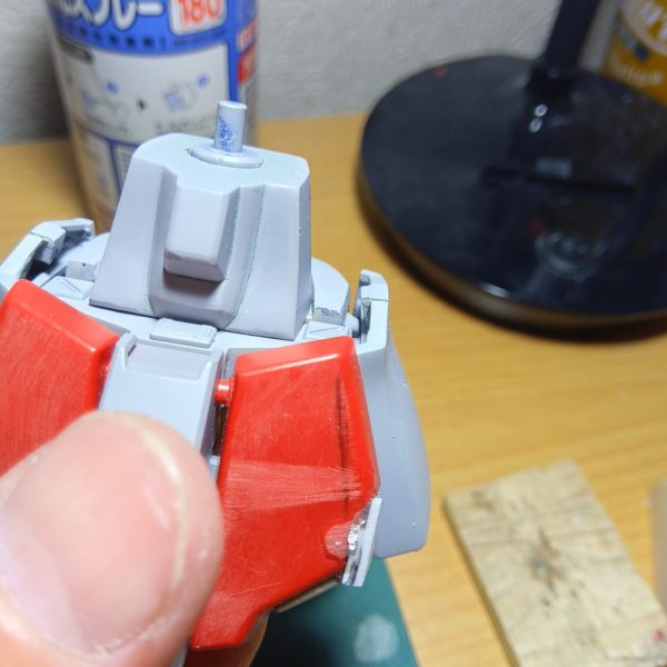 ここへ来て………腰のアーマー裏のすき間が気になって………またやり直します………スネのバーニア基部にボールジョイント入れました（5枚目）