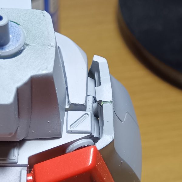 ここへ来て………腰のアーマー裏のすき間が気になって………またやり直します………スネのバーニア基部にボールジョイント入れました（4枚目）
