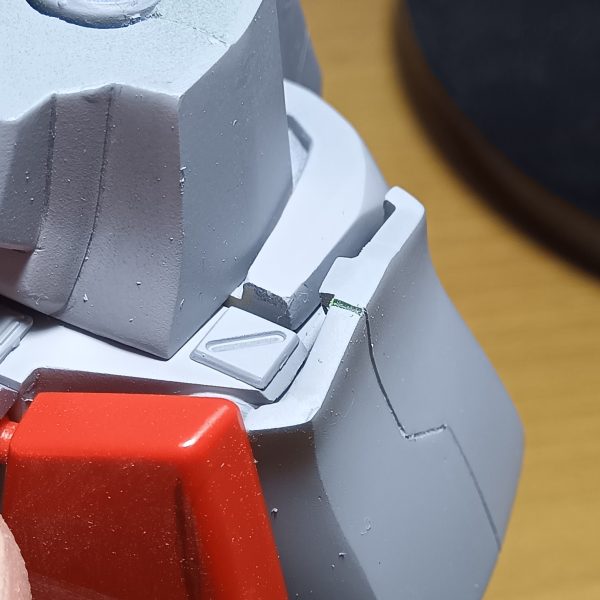 ここへ来て………腰のアーマー裏のすき間が気になって………またやり直します………スネのバーニア基部にボールジョイント入れました（3枚目）