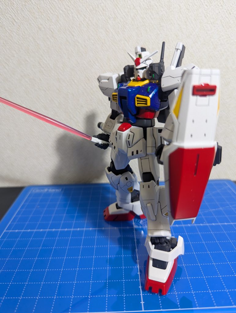 その後にスジ彫りの練習でスジ彫りを施し、トリコロールカラーで塗装