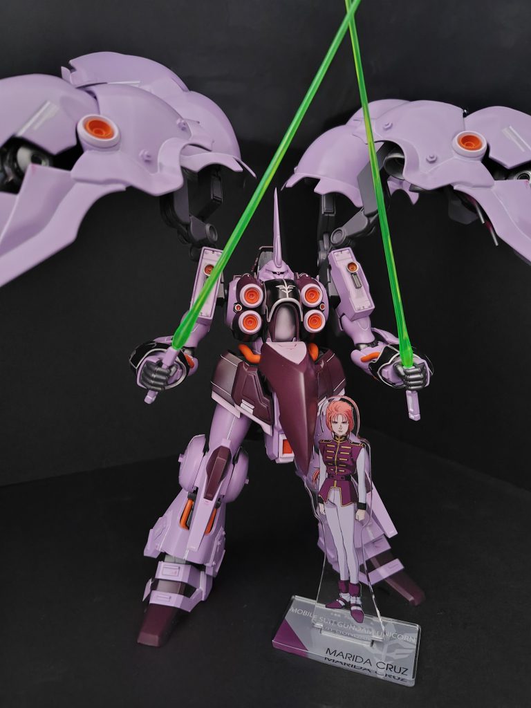 でかい!とにかくでかいですね(笑)。全体はラッカーで塗装したのですが、割れが怖くてABS部分は水性ホビーカラー、部分塗装とスミ入れはエナメルで。エングレービングはラッカーシルバーの上から黒エナメル、その後拭き取りという定番方法で。デカール貼り付けた後に、水性のプレミアムトップコート半ツヤでコーティングしました。